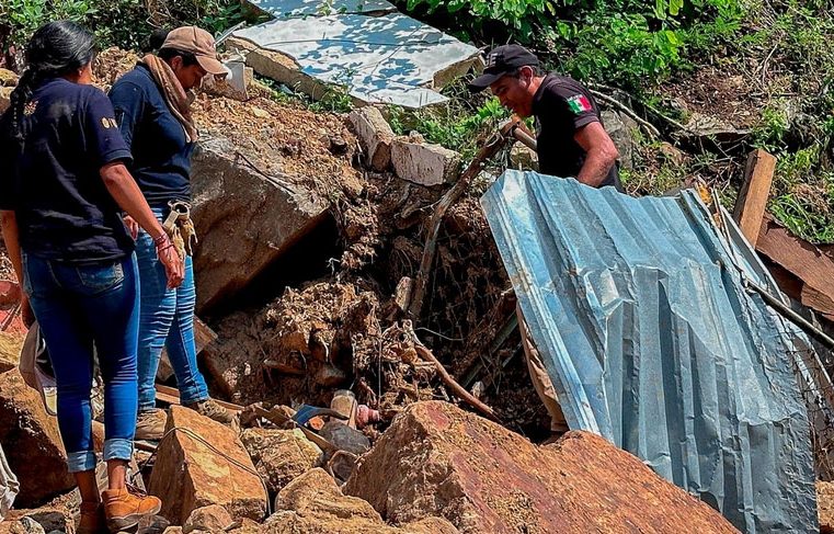 Rescatan un cuerpo en la zona alta de Acapulco a un mes del paso de Otis