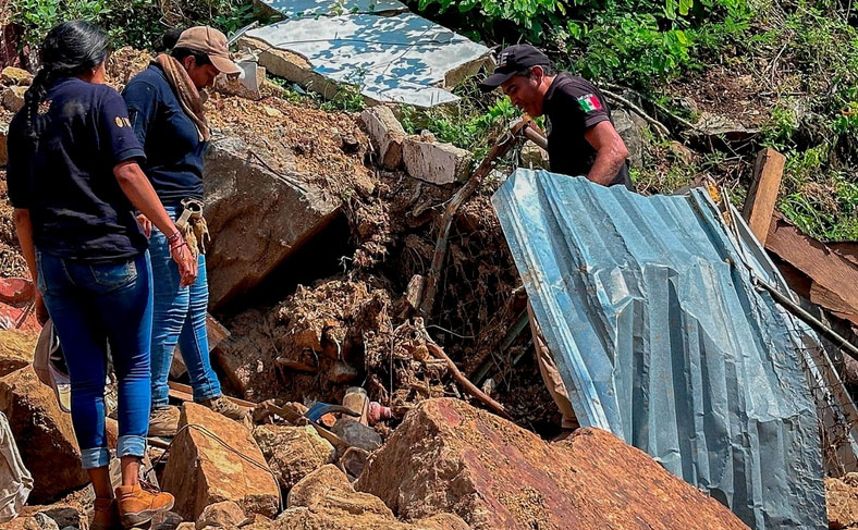 Rescatan un cuerpo en la zona alta de Acapulco a un mes del paso de Otis