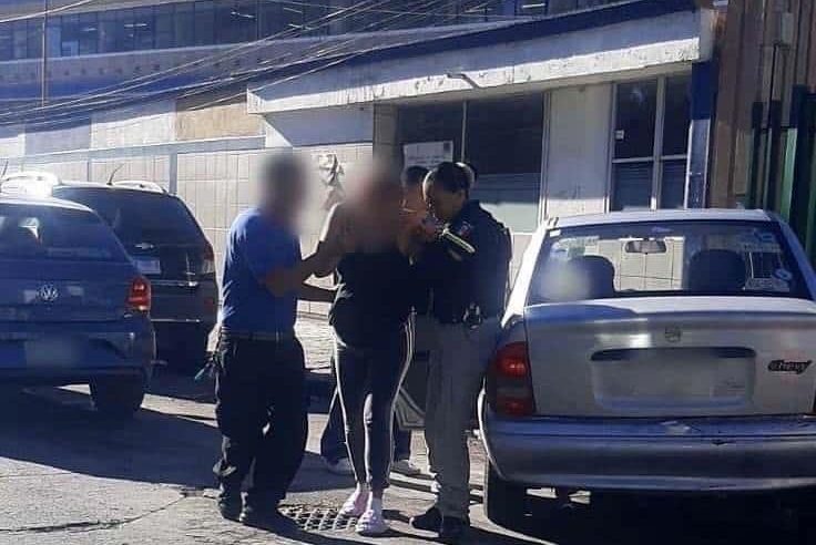 Oficiales municipales auxilian a mujer en labor de parto y la escoltan al IMSS