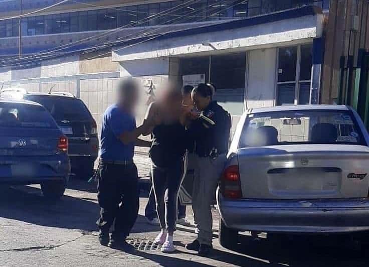 Oficiales municipales auxilian a mujer en labor de parto y la escoltan al IMSS