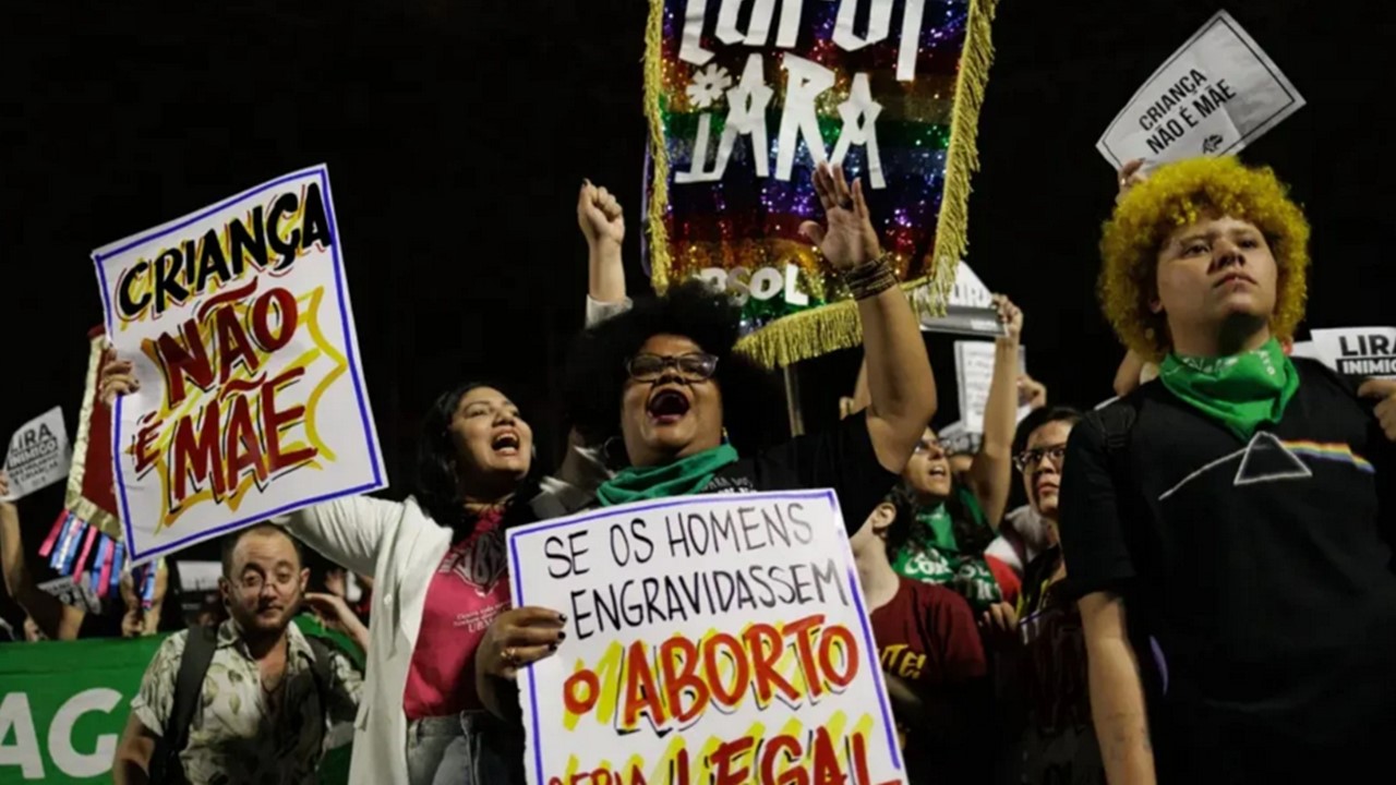 Miles de personas protestan en Brasil contra proyecto de ley que equipara el aborto con el homicidio