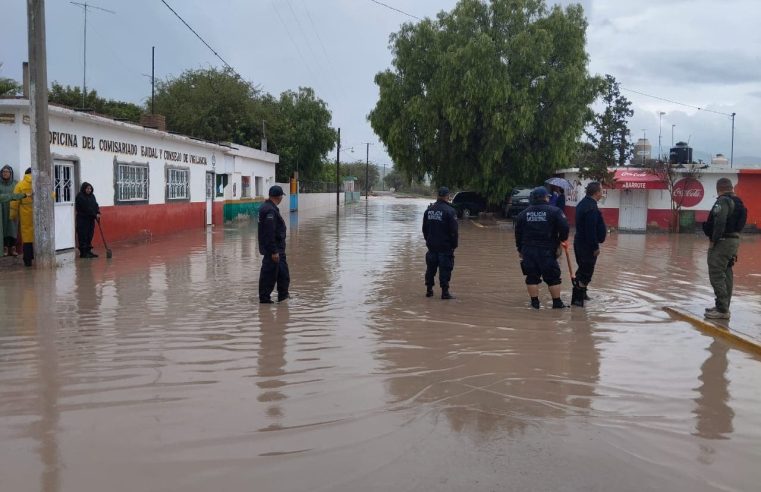 Desborda presa en Charcas, evacuan a 30 familias