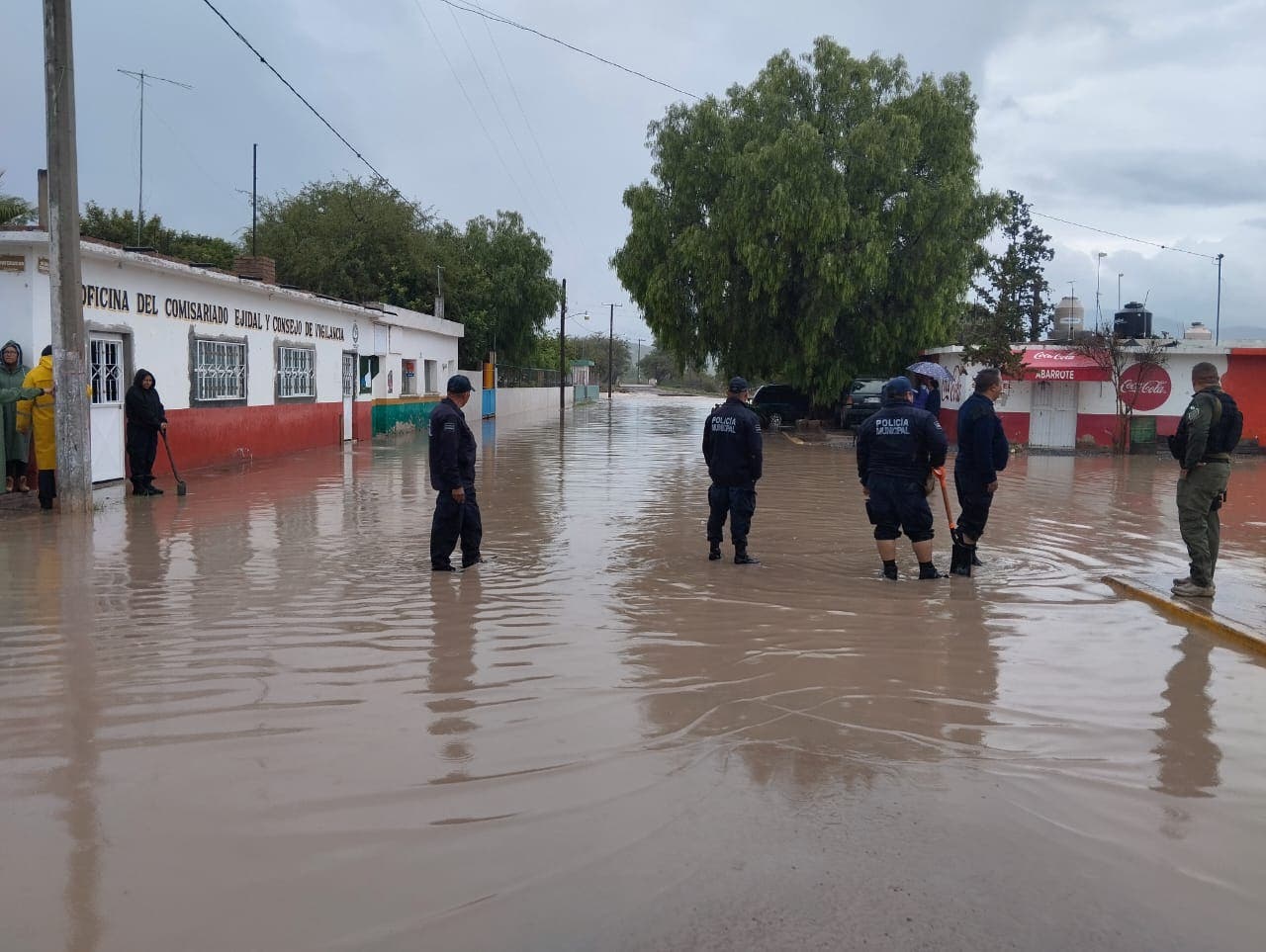 Desborda presa en Charcas, evacuan a 30 familias