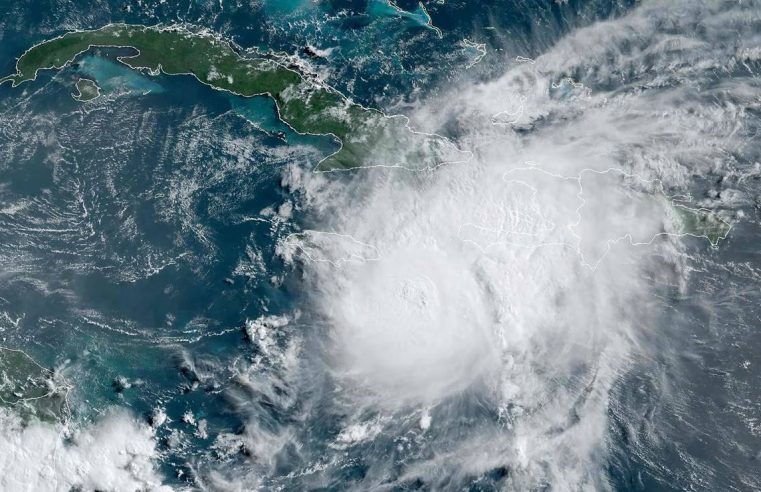 Huracán Beryl golpea costa sur de Jamaica; se encamina a Islas Caimán y México