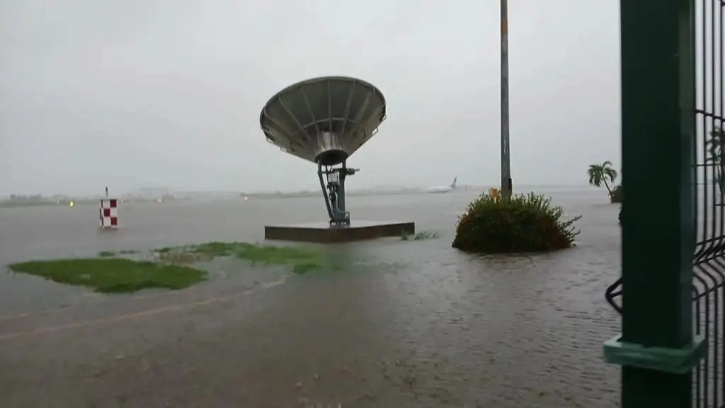 Tras tormenta, el aeropuerto de Acapulco solo opera con vuelos de rescate