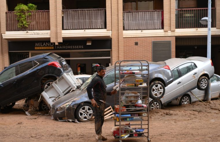 “Abres los coches para ayudar y están muertos”: Paiporta, zona cero de la tragedia en España