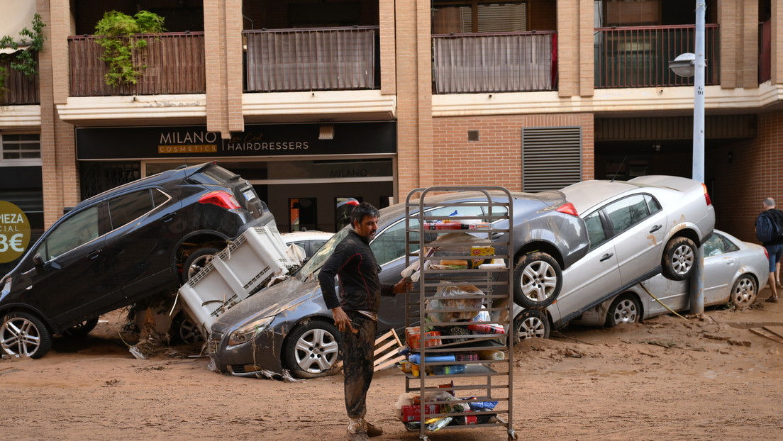 “Abres los coches para ayudar y están muertos”: Paiporta, zona cero de la tragedia en España