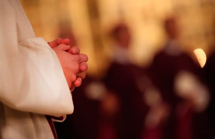 Investiga Arquidiócesis a sacerdote por mensajes “inapropiados” a un feligrés