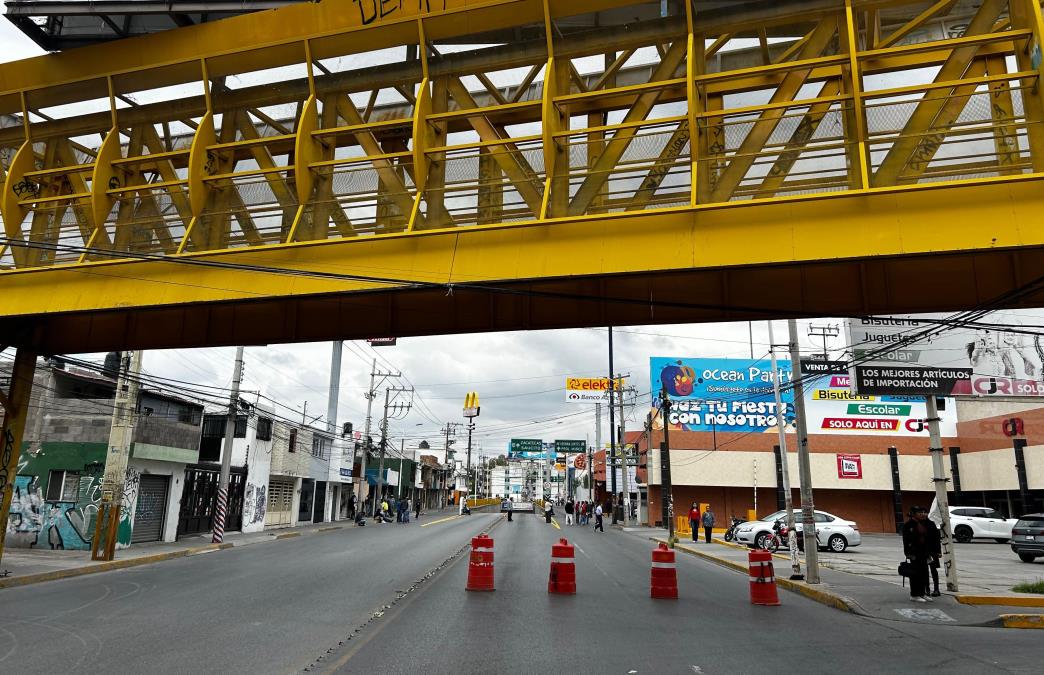 Con bloqueo, taxistas exigen cese de titular de la SCT