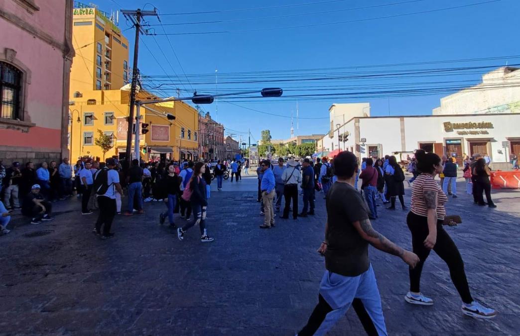 Trabajadores del Poder Judicial del Estado bloquean zona de la Alameda, demandan aguinaldo completo