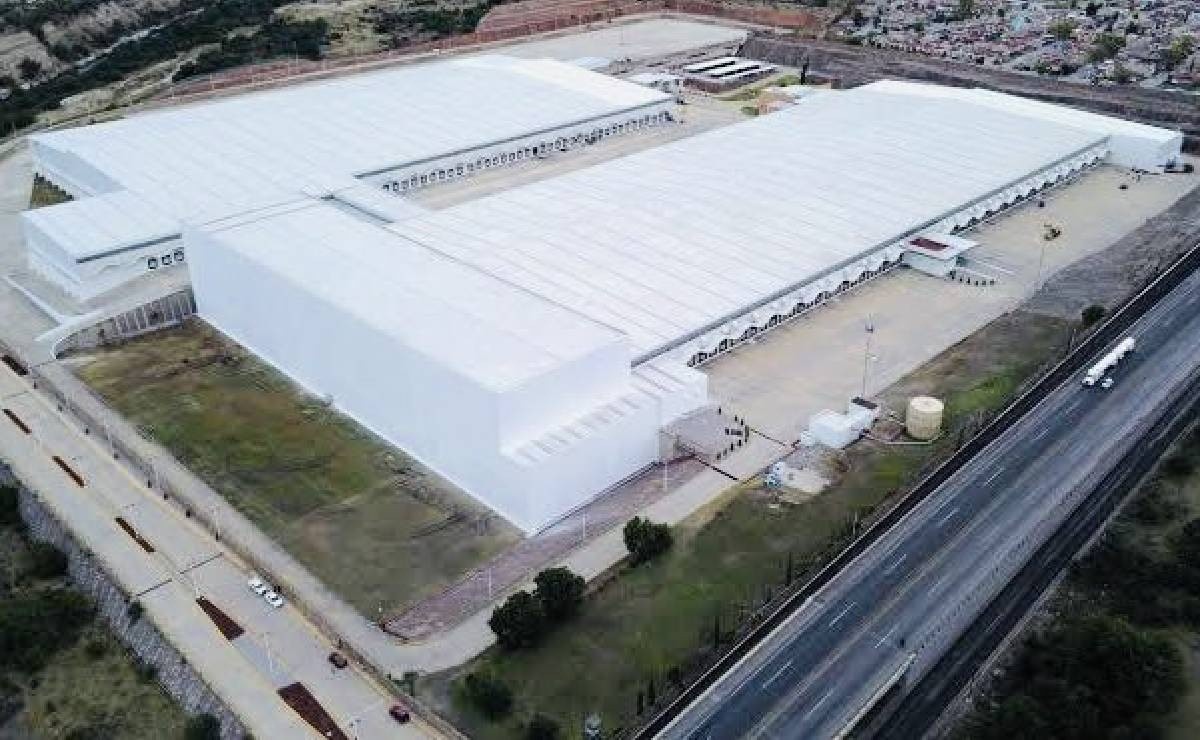 Un fraude, la Megafarmacia construida por López Obrador: Un almacén casi vacío; un tráiler para 50 andenes