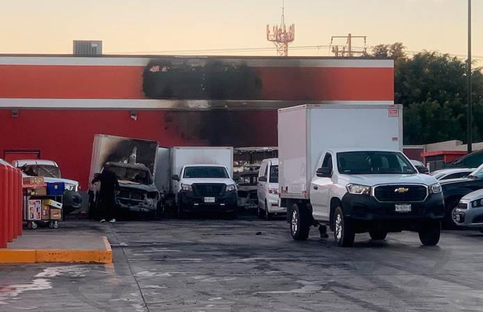 Queman seis camionetas en tienda de la e,presa AutoZone