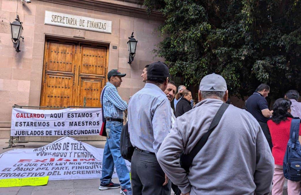 Jubilados de Telesecundaria exigen pagos a la Seretaría de Finanzas estatal