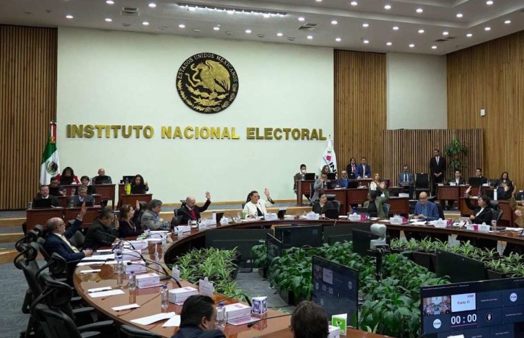 Juez denuncia a consejeros del INE por desacato