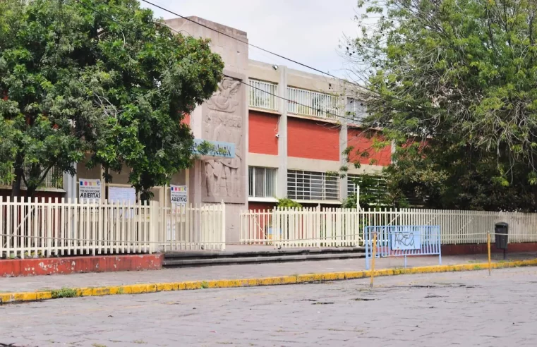 Para evitar robos en las escuelas por vacaciones, maestros guardan computadoras y proyectores en sus casas