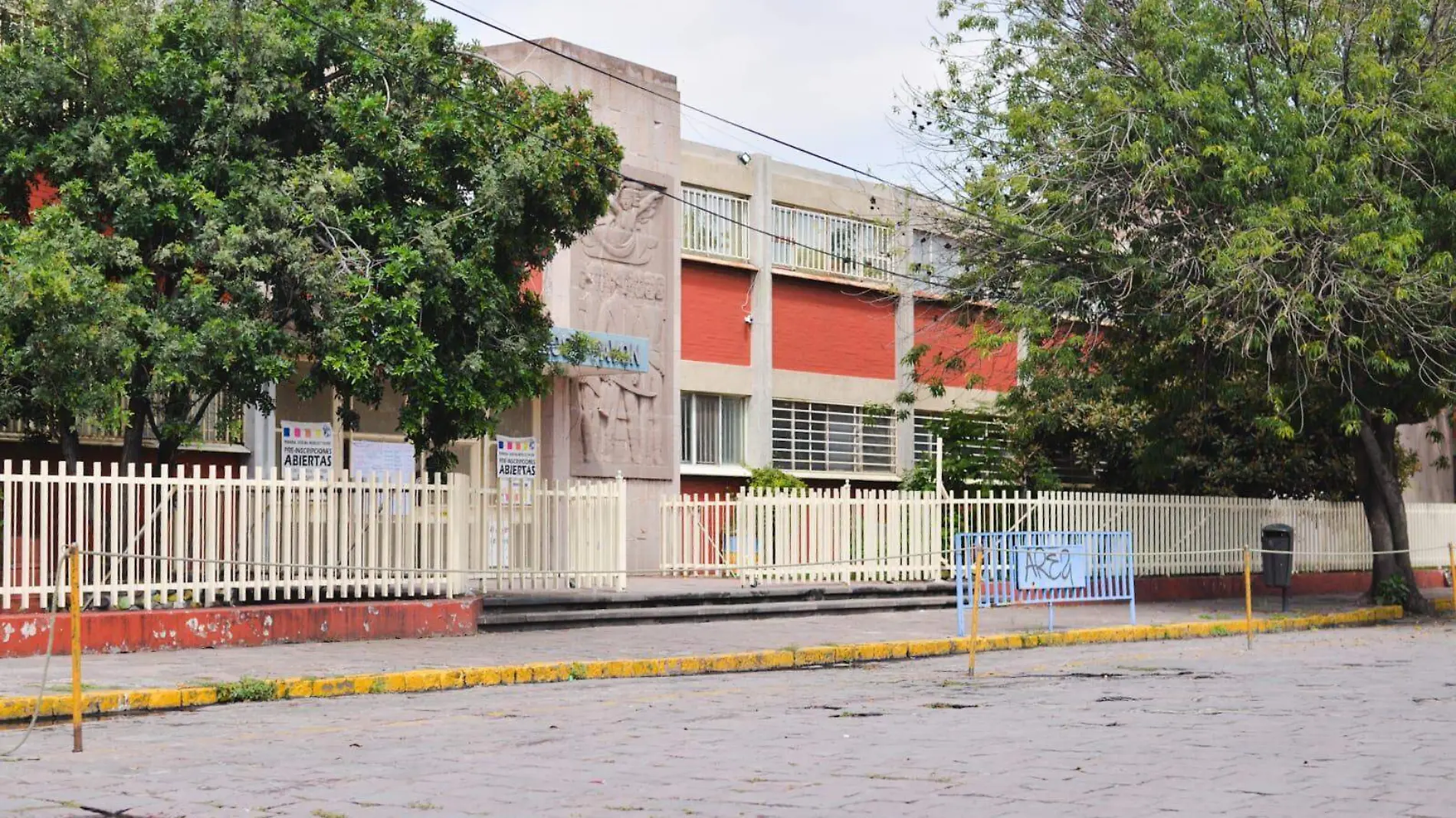 Para evitar robos en las escuelas por vacaciones, maestros guardan computadoras y proyectores en sus casas