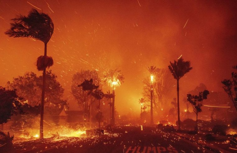 “Mucha gente quiere respuestas”: ¿Qué pudo haber provocado los múltiples incendios simultaneos en California?