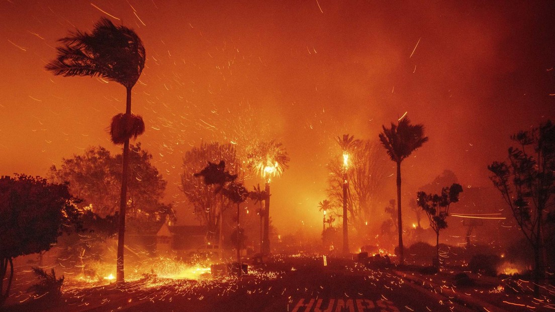 “Mucha gente quiere respuestas”: ¿Qué pudo haber provocado los múltiples incendios simultaneos en California?