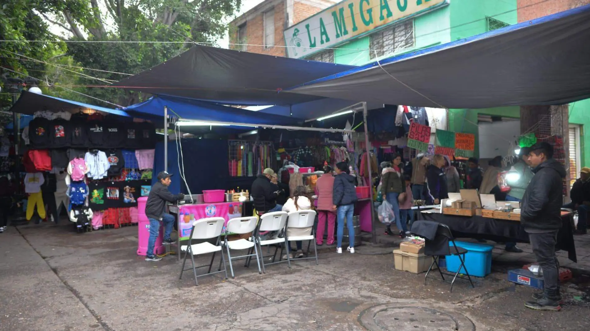 Ambulantes inundan alrededores de los mercados en la capital