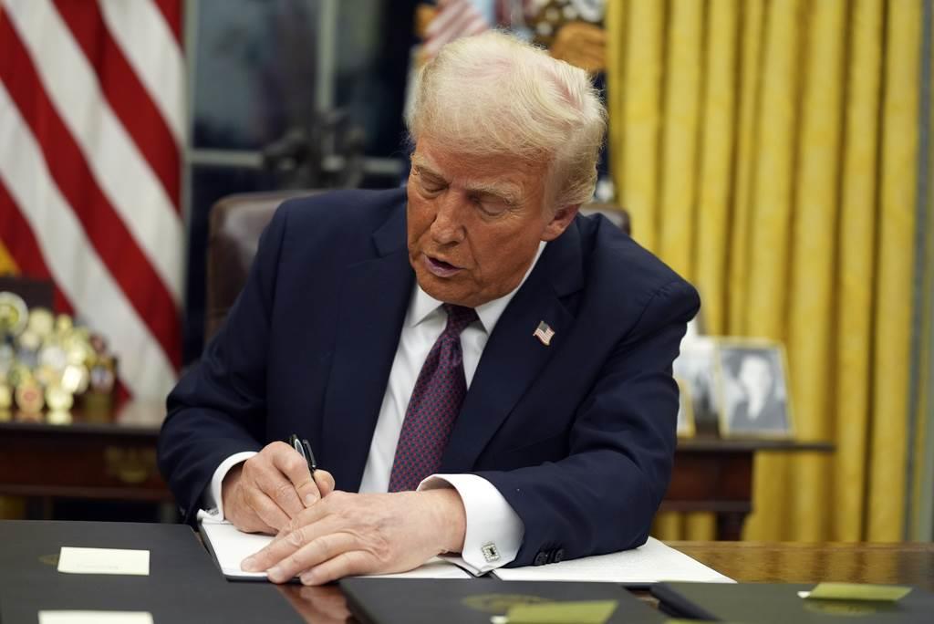 Trump ordena despliegue de tropas en frontera con México