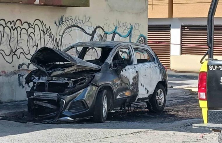 Queman vehículo involucrado en asalto en recaudadora