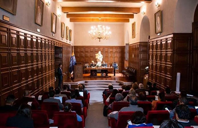 A ciegas, votó Consejo Universitario contrato leonino