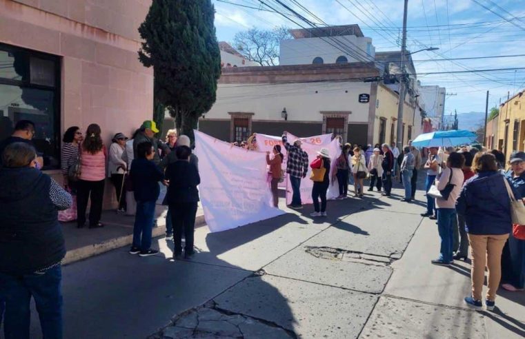 Manifestantes bloquean Mariano Otero y Escontría