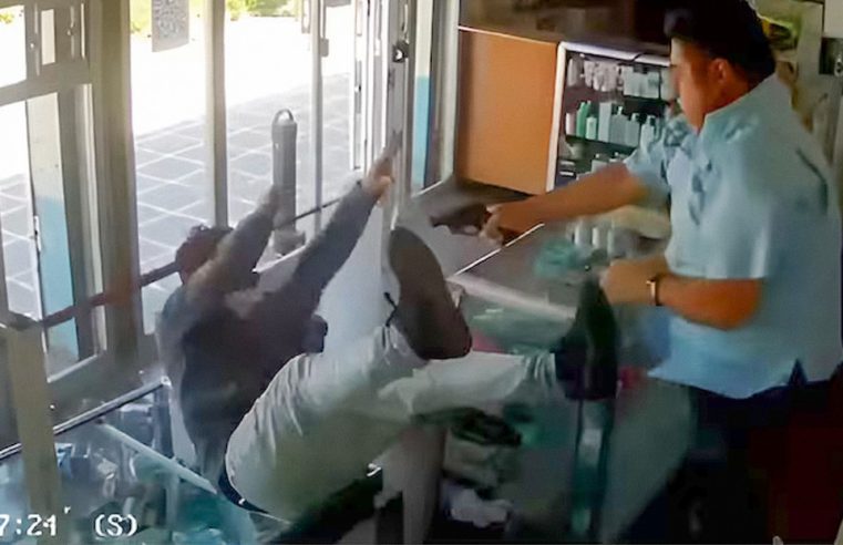 Intenta robar una farmacia y el propietario lo mata