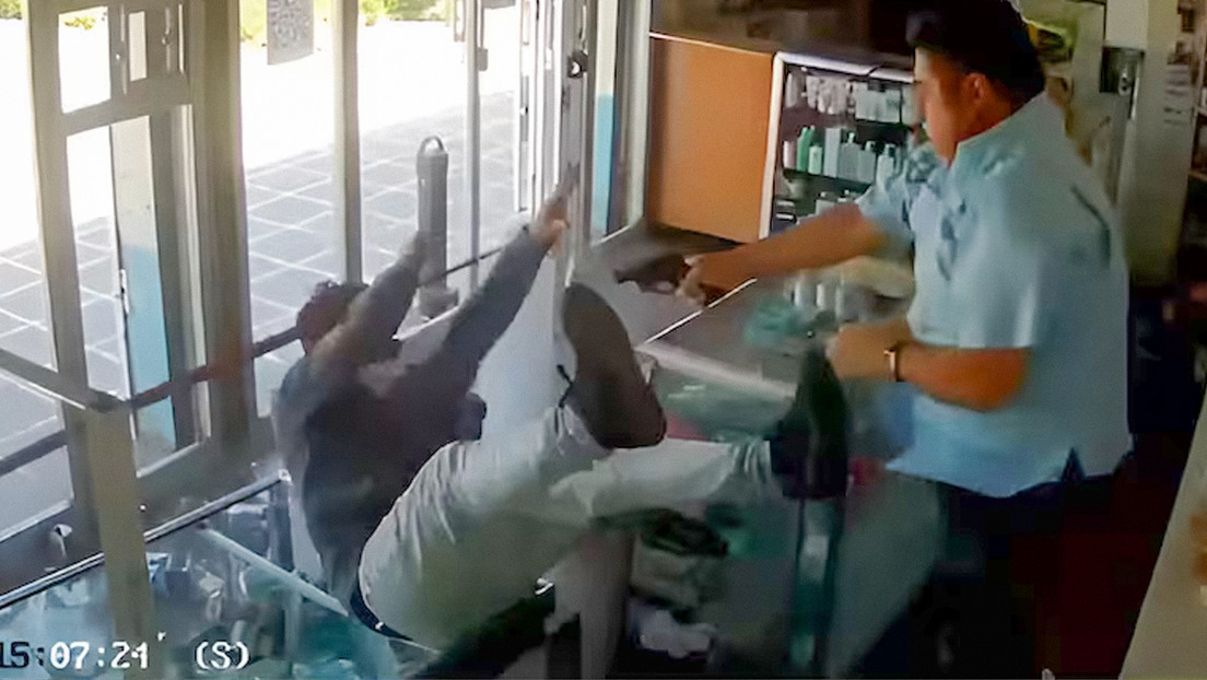 Intenta robar una farmacia y el propietario lo mata