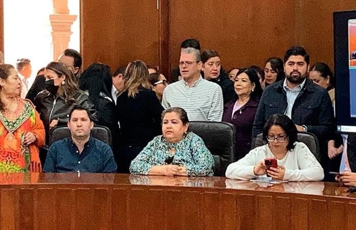 Protestaron empleados del congreso por sueldos congelados y prestaciones medicas