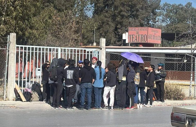 Tras protesta de una semana, por acoso sexual y deficiencias en la Escuela Estatal de Teatro, alumnos entregan instalaciones