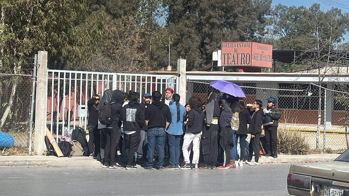 Tras protesta de una semana, por acoso sexual y deficiencias en la Escuela Estatal de Teatro, alumnos entregan instalaciones