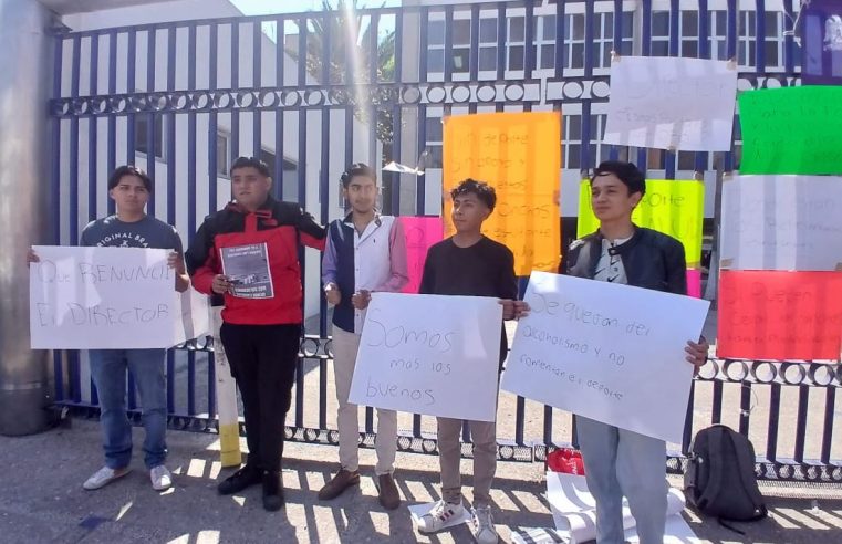 Protestan estudiantes de la Universidad Autónoma por falta de mantenimiento a instalaciones