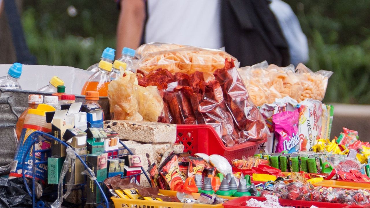 Entra en vigor prohibición de comida chatarra en escuelas impuesta por la SEP