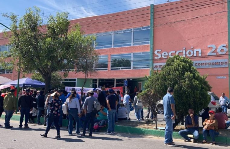 Maestros de Telesecundarias bloquean Himno Nacional, exigen pago de adeudos