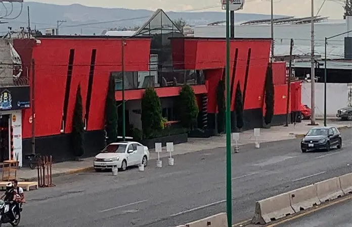 Regidora de Villa de Pozos arma escándalo en motel